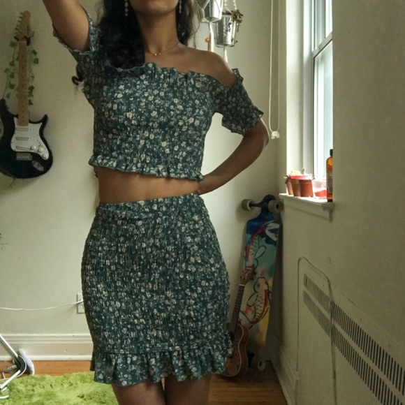 SOLD - NWT Nasty Gal Off-Shoulder Shirred Crop Top - Picture 2 of 6